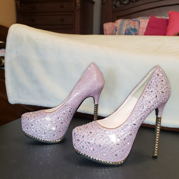 Heels - Picture 2 of 3